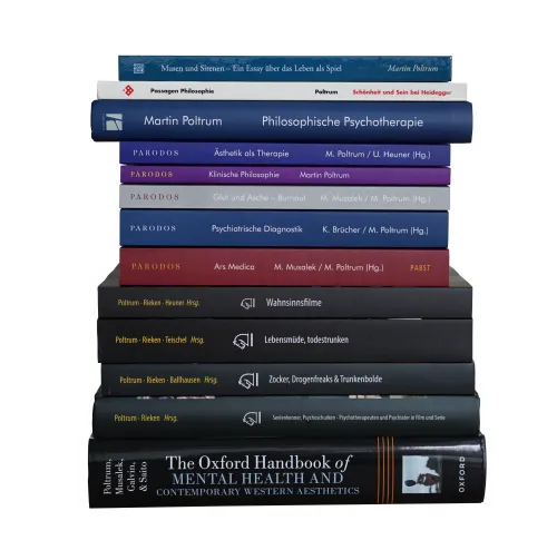 Stapel der Buchpublikationen von Martin Poltrum